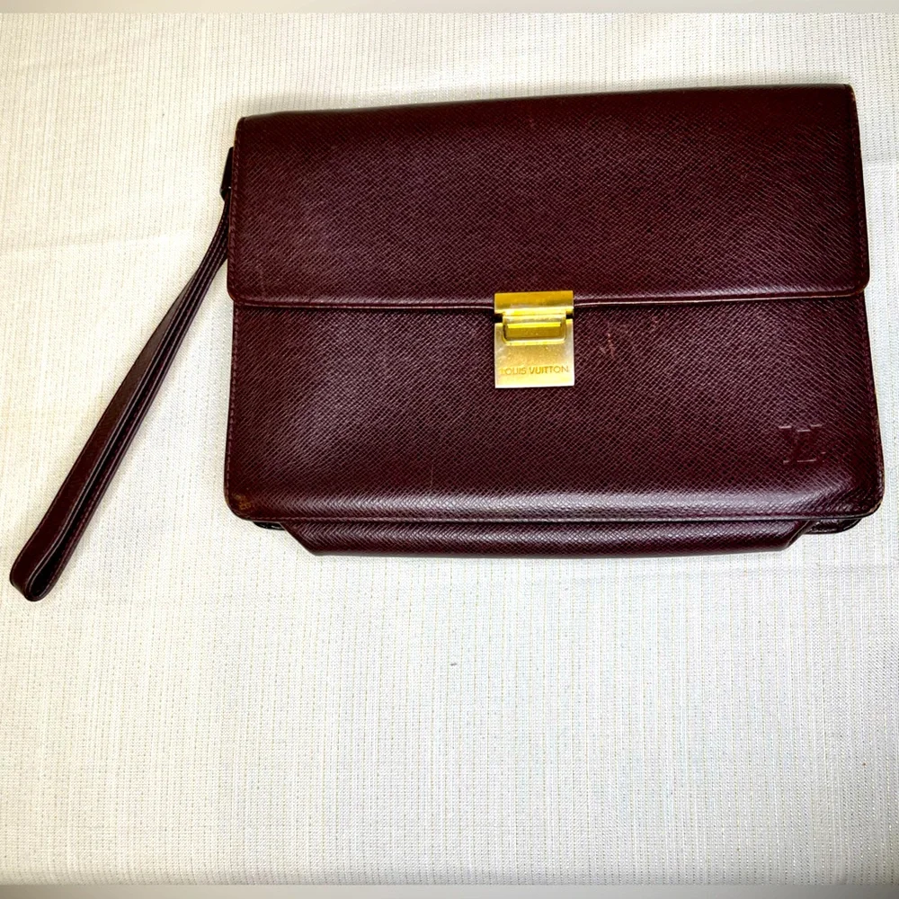 Louis Vuitton Taiga Selenga Pochette Clutch in Burgundy , COA included - Picture 1 of 15